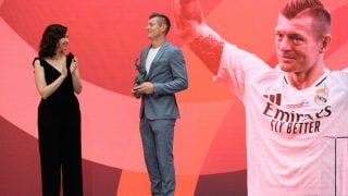 Toni Kroos e Isabel Díaz Ayuso durante un acto de la Comunidad de Madrid. (EP)