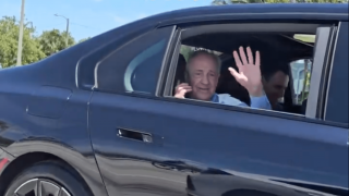 Florentino Pérez saludando a los madridistas. (TikTok @Ramonmatute491)
