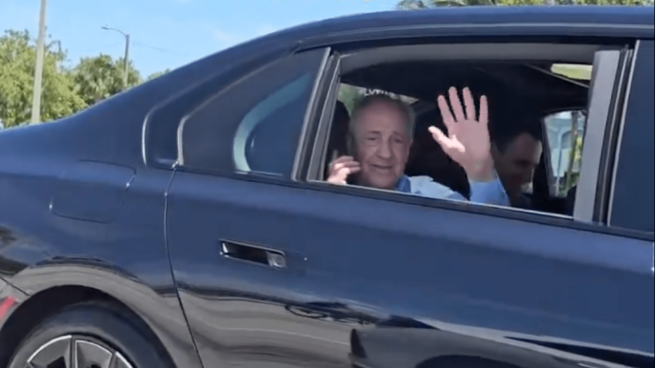 Florentino Pérez saludando a los madridistas. (TikTok @Ramonmatute491)