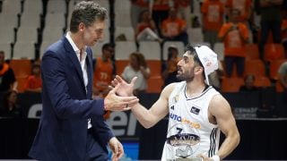 Facundo Campazzo choca la mano con Pau Gasol. (EFE)