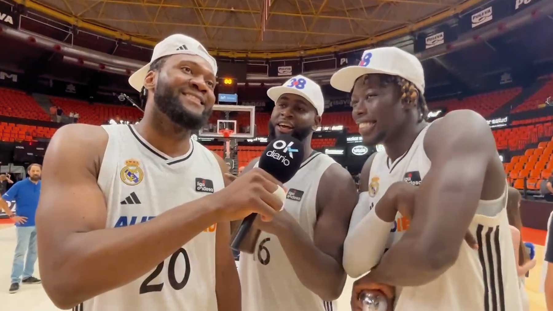 Los jugadores del Real Madrid celebran con OKDIARIO el título de la ACB ...