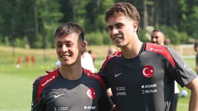 Arda Güler junto a Kenan Yildiz.