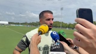 Carvajal ante los medios en el entrenamiento del Real Madrid.