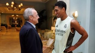 Florentino Pérez charla con Jude Bellingham a su llegada a Miami. (realmadrid.com)