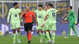 Los jugadores del Barcelona rodean a Marciniak en la Champions. (Getty)