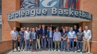 Foto de familia de los entrenadores de la Euroliga.