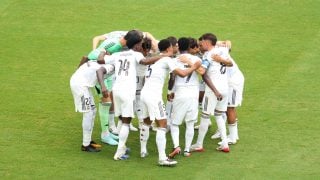 Los jugadores del Real Madrid hacen una piña. (Getty)