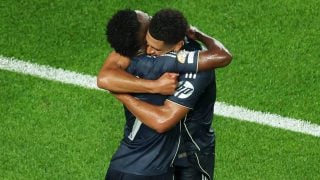 Vinicius Junior y Jude Bellingham celebran ante el Salzsburgo (Getty Images).