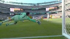 Thibaut Courtois detiene el balón en la última jugada del partido. (DAZN)