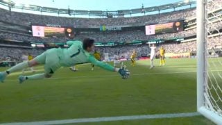 Thibaut Courtois detiene el balón en la última jugada del partido. (DAZN)