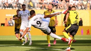 Mbappé marca de tijera el 3-1. (Getty)