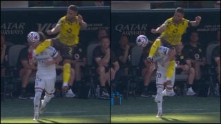Yan Couto impacta con su pierna en la cabeza de Fran García. (DAZN)