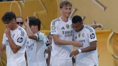Huijsen celebra el gol de Mbappé.