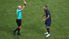 Taylor expulsa a Lucas Hernández. (Getty)