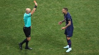 Taylor expulsa a Lucas Hernández. (Getty)