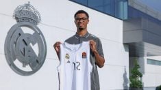 Théo Maledon, posando como nuevo jugador del Real Madrid. (RMFC)