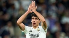 Jesús Vallejo aplaude al Santiago Bernabéu. Getty Images.