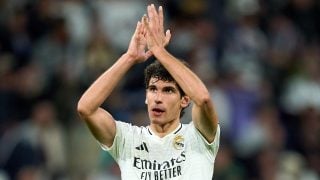 Jesús Vallejo aplaude al Santiago Bernabéu. Getty Images.