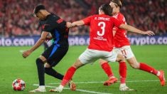 Álvaro Carreras frena a Lamine Yamal en el Benfica – Barça. (EFE)