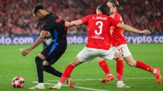 Álvaro Carreras frena a Lamine Yamal en el Benfica – Barça. (EFE)