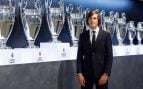 Álvaro Carreras posando con las 15 Champions del Real Madrid. (RM)