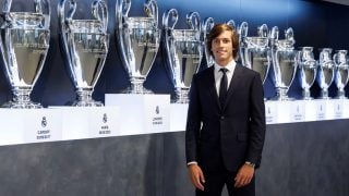 Álvaro Carreras posando con las 15 Champions del Real Madrid. (RM)
