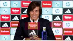 Álvaro Carreras durante la rueda de prensa de su presentación como jugador blanco. (Realmadrid.com)