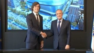 Álvaro Carreras posa junto a Florentino Pérez tras firmar su contrato con el Real Madrid. (Captura de pantalla)