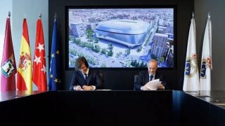 Álvaro Carreras y Florentino Pérez firmando el contrato del español como nuevo jugador del Real Madrid. (realmadrid.com)