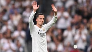 Lucas Vázquez se despide del Real Madrid en el Bernabéu. (Getty)