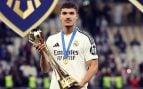 Youssef posando con la Copa Intercontinental con el Real Madrid. (RM)