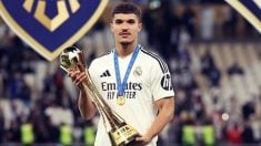 Youssef posando con la Copa Intercontinental con el Real Madrid. (RM)
