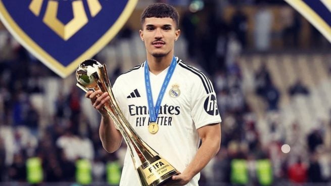 Youssef posando con la Copa Intercontinental con el Real Madrid. (RM)