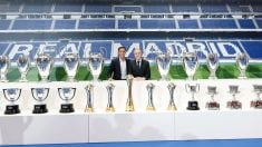 Lucas Vázquez con Florentino y todos los trofeos. (RM)