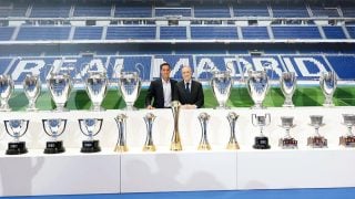 Lucas Vázquez con Florentino y todos los trofeos. (RM)