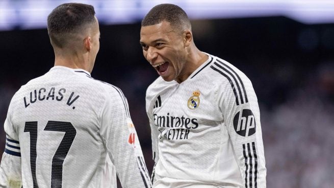 Kylian Mbappé y Lucas Vázquez celebrando un gol con el Real Madrid.