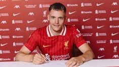 Wirtz, en su firma como nuevo jugador del Liverpool. (LFC).