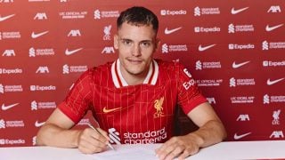 Wirtz, en su firma como nuevo jugador del Liverpool. (LFC).