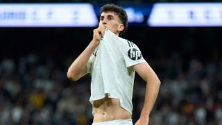 Jacobo Ramón besa al escudo del Real Madrid tras anotar ante el RCD Mallorca. (Getty Images).