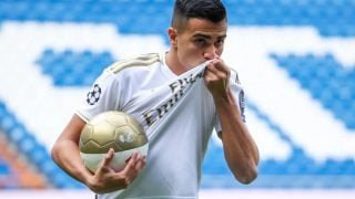 Reinier besa el escudo del Real Madrid en su presentación. (EFE)