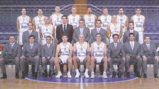 Scariolo posa con los campeones de Liga ACB en 2000. (RealMadrid.com)