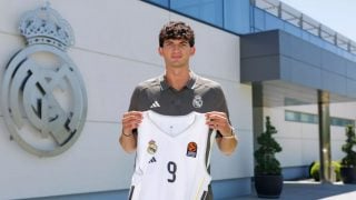 Gabriele Procida posa con la camiseta del Real Madrid de baloncesto.