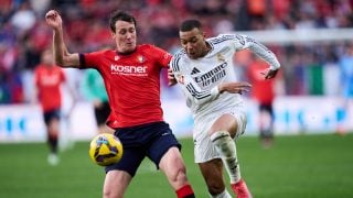 Mbappé y Jorge Herrando durante el partido entre Osasuna y Real Madrid de la temporada pasada. (getty)