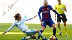 Modric contra Iniesta en un Clásico de Liga. (Getty)