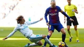 Modric contra Iniesta en un Clásico de Liga. (Getty)