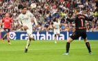 Jude Bellingham encara a Sergio Herrera en el último Real Madrid - Osasuna disputado en el Santiago Bernabéu.