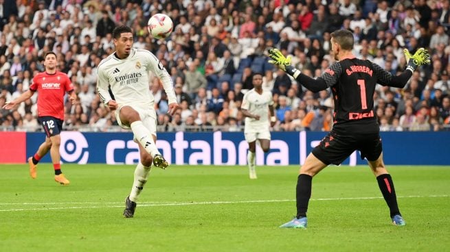 Jude Bellingham encara a Sergio Herrera en el último Real Madrid - Osasuna disputado en el Santiago Bernabéu.