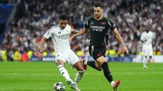 Rodrygo disputa un balón con Mikel Merino en el Real Madrid-Arsenal de Champions League. (Gretty)