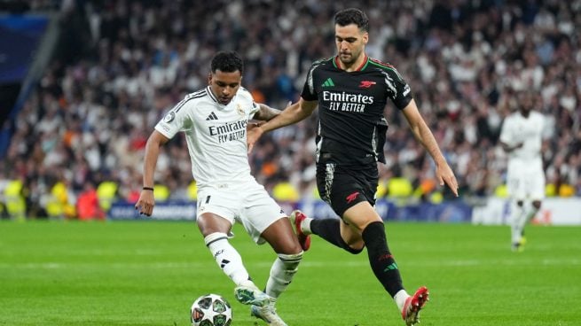 Rodrygo disputa un balón con Mikel Merino en el Real Madrid-Arsenal de Champions League.