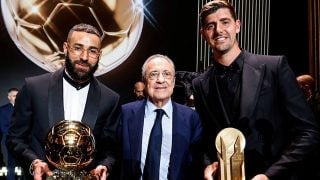 Florentino Pérez posa con Benzema y Courtois en el Balón de Oro de 2022.